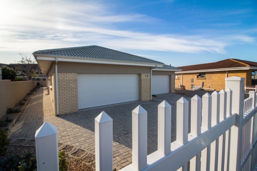 4 Bedroom Property for Sale in Menkenkop Western Cape